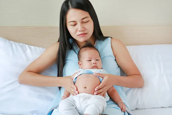 Ibu Menyentuh Dan Merawat Bayi Dengan Flatulence — Stok Foto