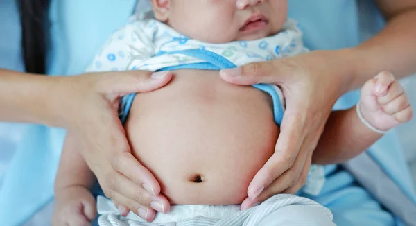 Close Mãos Mãe Tocando Cuidar Infantil Com Dor Seu Estômago — Fotografia de Stock