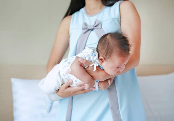 Madre Llevando Bebé Boca Abajo Para Disminuir Dolor Estómago Del —  Fotos de Stock