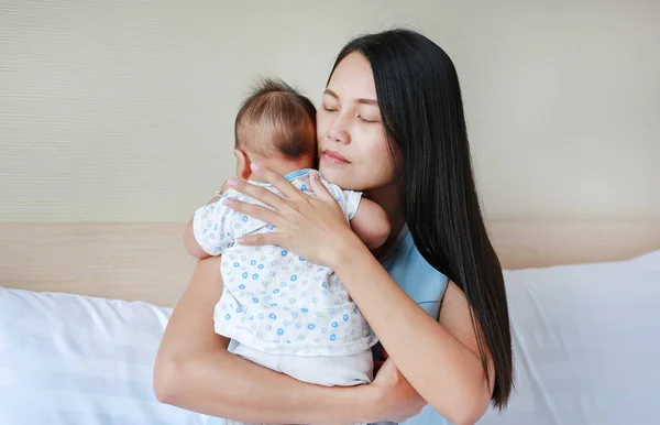 Retrato Madre Llevando Bebé Dormitorio —  Fotos de Stock
