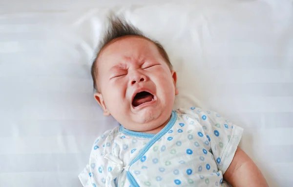 Retrato Bebé Niño Llorando Gritando Acostado Cama — Foto de Stock