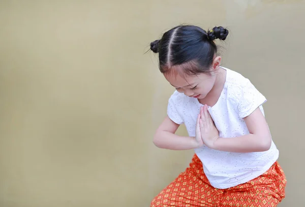 Portret Azji Dziecko Dziewczyna Tradycyjny Tajski Sukienka Modląc Się Sawasdee — Zdjęcie stockowe