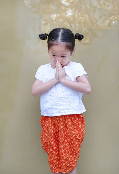 Portrait Asian Child Girl Traditional Thai Dress Praying Sawasdee Artinya — Stok Foto