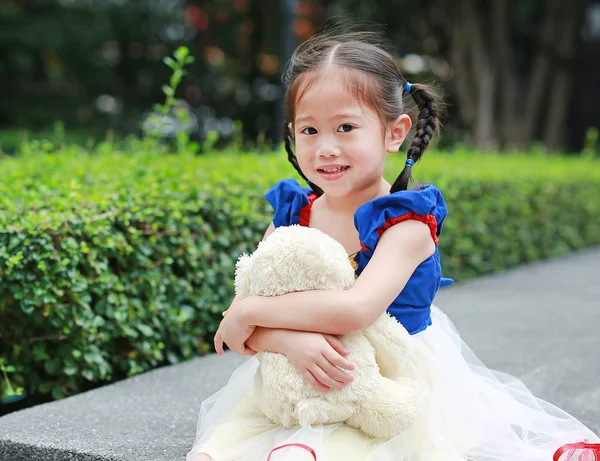 Cute Little Asian Girl Ubrana Strój Fantasy Stojący Ogrodzie Misia — Zdjęcie stockowe
