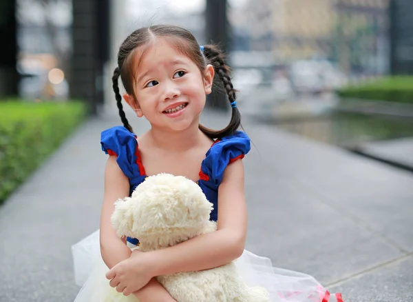 Ładna Dziewczynka Azjatyckich Ubrany Strój Fantasy Siedząc Ogrodzie Misiem — Zdjęcie stockowe