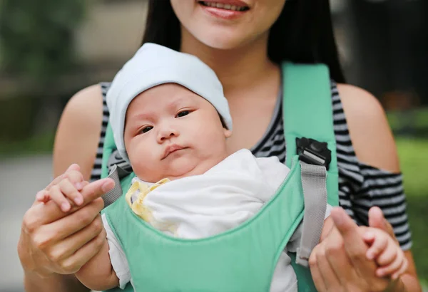 Close Mother Carry Her Baby Ergonomic Baby Carrier — Stok Foto