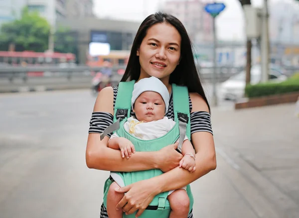 Ibu Asia Yang Menggendong Bayinya Dengan Kursi Kuda Luar — Stok Foto