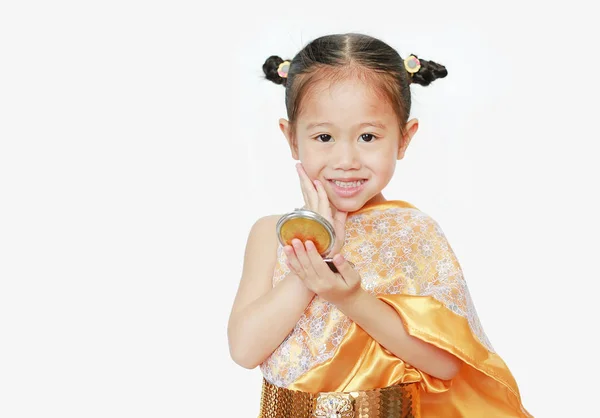 Uśmiechnięta Azjatycka Dziewczyna Dziecko Tradycyjnej Tajskiej Sukni Pomocą Lustra Patrząc — Zdjęcie stockowe