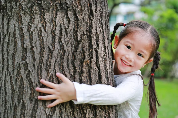 Glücklich Kleine Asiatische Kind Mädchen Umarmt Einen Großen Baum Garten — Stockfoto