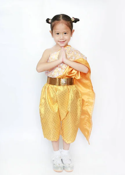 Retrato Menina Asiática Vestido Tailandês Tradicional Orando Isolado Fundo Branco — Fotografia de Stock