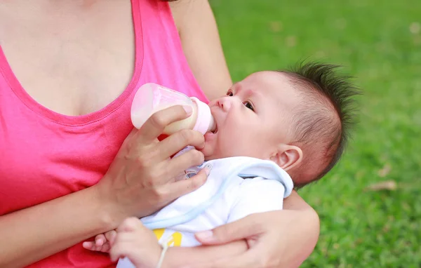 Primeros Planos Madre Alimentación Bebé Por Biberón Jardín Verde —  Fotos de Stock