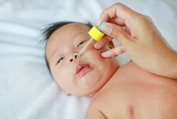 Madre Che Gocciola Gocce Nasali Suo Bambino Concetto Assistenza Sanitaria — Foto Stock