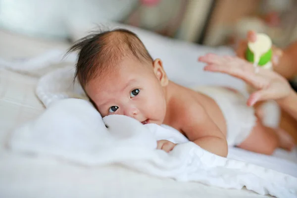 Retrato Del Bebé Acostado Cama Con Las Manos Madre Aplicando —  Fotos de Stock