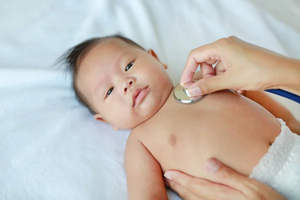 Médico Usando Estetoscopio Para Escuchar Pecho Del Bebé Revisando Los —  Fotos de Stock