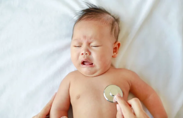 Pediatra Examinando Bebê Com Estetoscópio — Fotografia de Stock