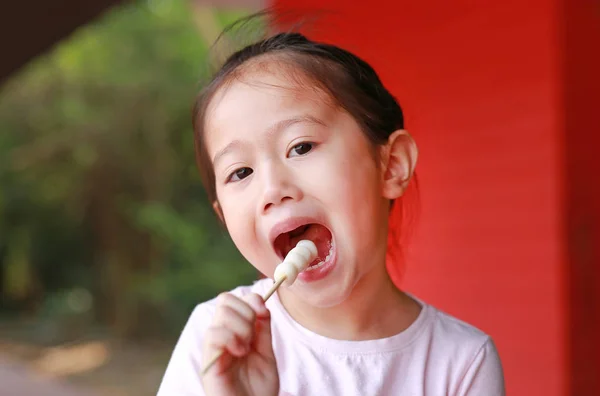 Zbliżenie Trochę Asian Dziecko Dziewczyna Jedzenie Klopsiki — Zdjęcie stockowe