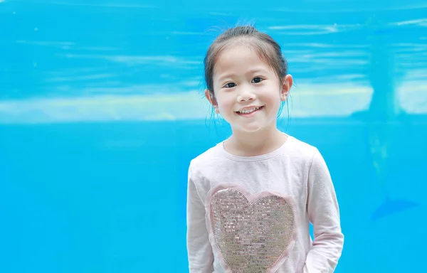 Porträt Eines Glücklichen Asiatischen Mädchens Gegen Blaues Wasser Aquarium Von — Stockfoto