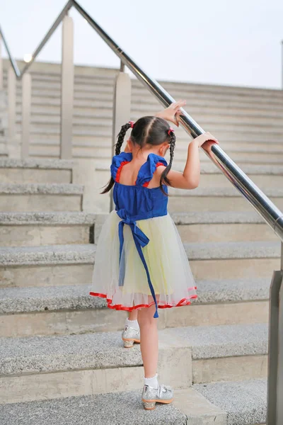 Cute Little Girl Dziecko Chodzenie Poręcze Schodów Widok Tyłu — Zdjęcie stockowe
