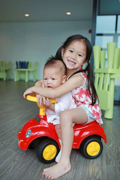 Asiática Hermana Pequeño Bebé Niño Disfrutando Montar Pequeño Juguete Coche — Foto de Stock