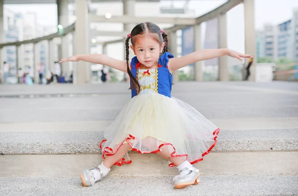 Mała Azjatycka Dziewczyna Ubrana Kostium Fantasy Siedzący Schodach Wyciągniętych Ramionach — Zdjęcie stockowe