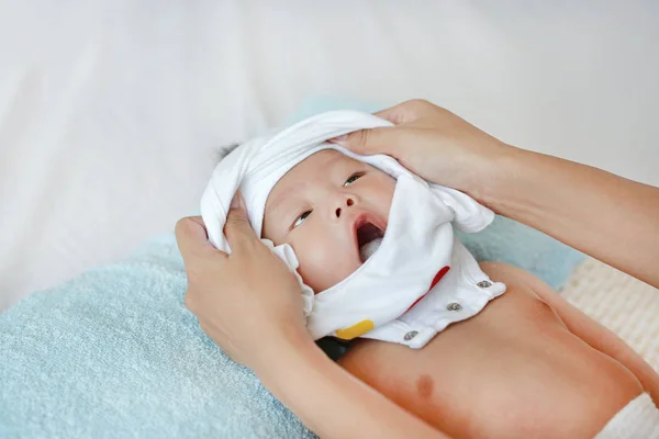 Lindo Asiático Bebé Niño Mintiendo Cama Madre Mientras Poner Algunos —  Fotos de Stock