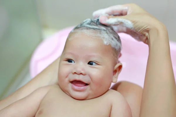 Baby Jongetje Wordt Gebaad Shampoo Door Moeder — Stockfoto
