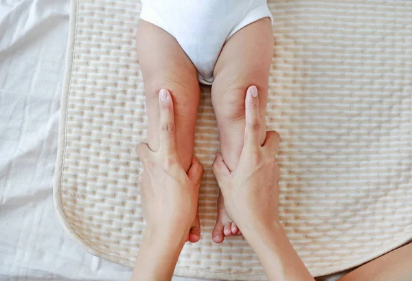 Moeder Hand Masseren Naar Been Van Baby Baby Het Bed — Stockfoto