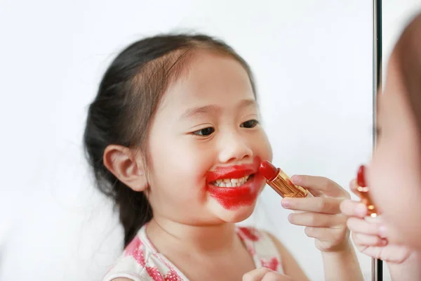 Αξιολάτρευτο Αστεία Μικρό Κορίτσι Εφαρμογή Κραγιόν Πάνω Από Στόμα — Φωτογραφία Αρχείου