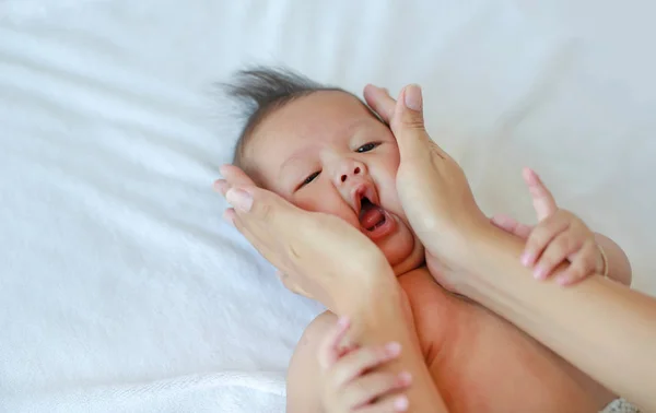 Madre Manos Jugando Tocando Mejilla Bebé Niño Acostado Cama —  Fotos de Stock
