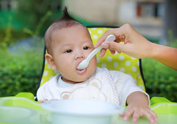 Menino Bebê Adorável Sentado Cadeira Comendo Comida Pela Primeira Vez — Fotografia de Stock