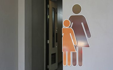 Tuvalet kadın çimento duvar arka plan üzerinde işaretler.