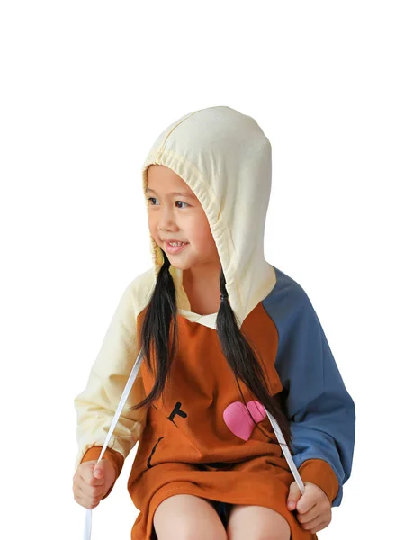 Portret Małej Azjatyckiej Dziewczynki Kaptur Głowie Ciepłe Ubrania Wyciągiem Liny — Zdjęcie stockowe