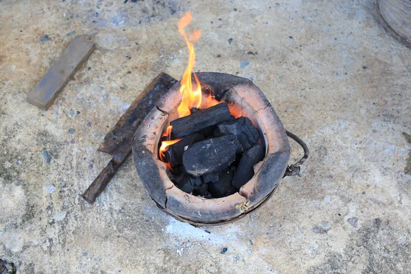 在老式炉子上放着火的木炭 — 图库照片