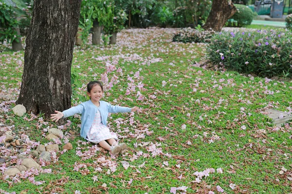 Mosolygó Kis Ázsiai Gyermek Lány Zöld Törzse Alá Rózsaszín Virág — Stock Fotó