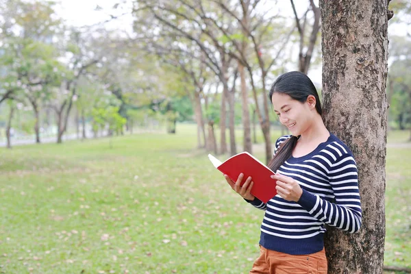 Portret Jonge Aziatische Vrouw Met Boek Staande Mager Tegen Boomstam — Stockfoto