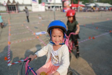 Mavi kask bisiklet eğitim açık sürme küçük Asyalı çocuk kız Portresi.