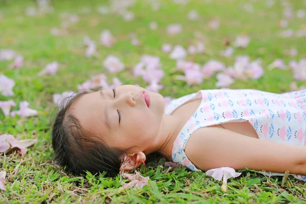 Close Menina Dormindo Grama Verde Com Queda Flor Rosa Jardim — Fotografia de Stock