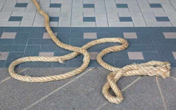 瓷砖地板上的绳索 — 图库照片