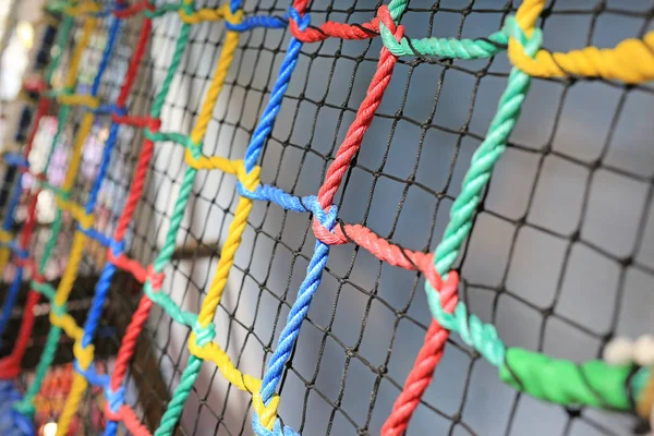 Rede Corda Colorida Amarrada Para Escalar Parque Infantil Interior — Fotografia de Stock