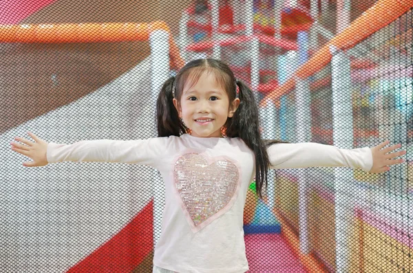 Retrato Pequena Menina Asiática Brincando Playground Dentro Casa Menina Ativa — Fotografia de Stock