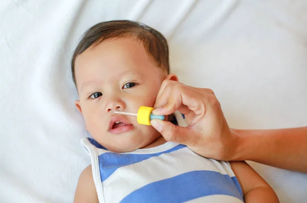 Moeder Druipend Nasale Druppels Voor Haar Zoon Baby Gezondheidszorg Concept — Stockfoto