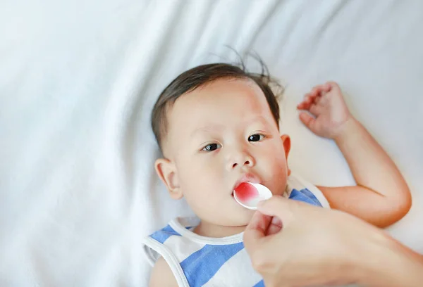 Niño Asiático Toma Jarabe Medicina Una Cuchara Niño Enfermo —  Fotos de Stock