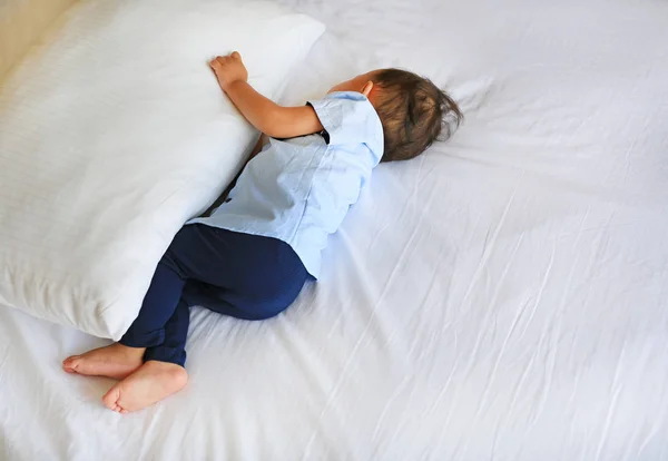 Baby Jongen Slapen Bed Met Knuffelen Een Kussen Achteraanzicht — Stockfoto