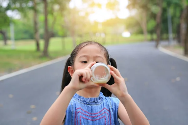Pequena Menina Asiática Beber Mel Garrafa Vidro Livre — Fotografia de Stock