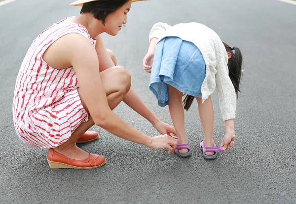 Mère Asiatique Aidant Petite Fille Mettre Des Chaussures Sur Route — Photo