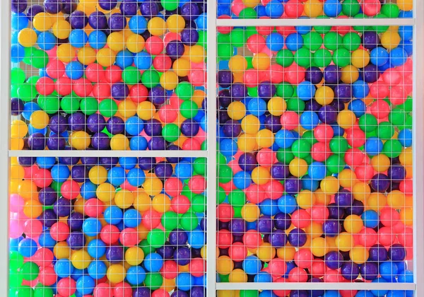 Kolorowe Plastikowe Kulki Klatce Placu Zabaw Dla Dzieci — Zdjęcie stockowe
