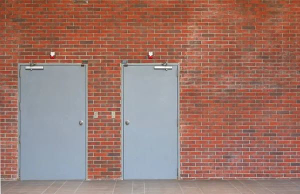 Puertas Metal Pared Ladrillo Naranja Con Espacio Copia —  Fotos de Stock