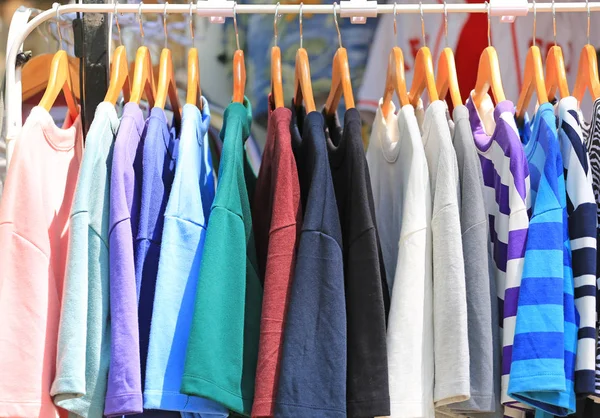 Casual Ρούχα Κρέμονται Στα Ρούχα Σχάρα Προς Πώληση — Φωτογραφία Αρχείου