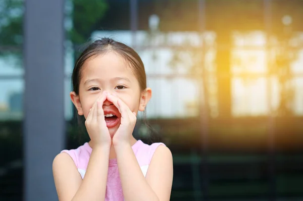 Ritratto Bambina Asiatica Che Recita Urla Attraverso Mani Come Megafono — Foto Stock