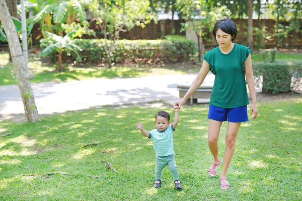 Bébé Apprenant Marcher Avec Mère Sur Herbe Verte Premiers Pas — Photo